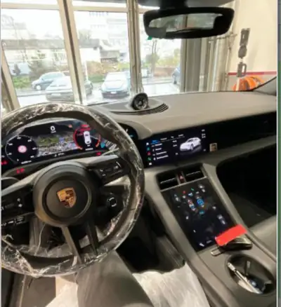 Porsche Taycan 4 Cross Turismo — Électrique sportif, 476 ch, batterie à remplacer — tableau de bord