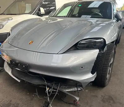 Porsche Taycan 4 Cross Turismo — Électrique sportif, 476 ch, batterie à remplacer — intérieur