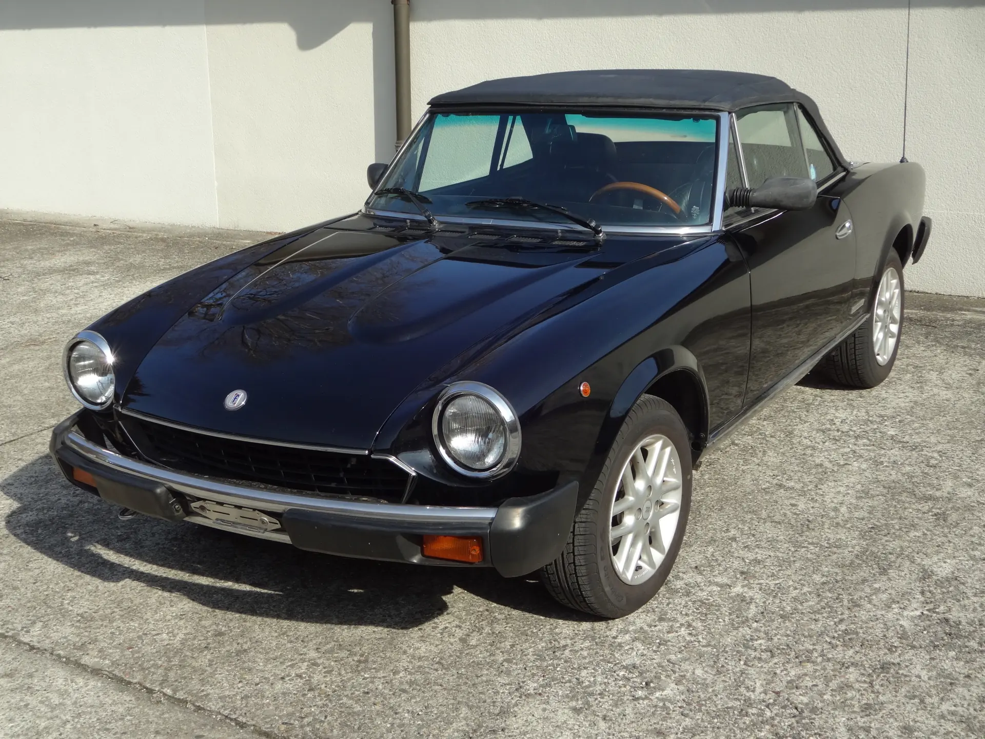 FIAT 124 Spider — Cabriolet rétro authentique, moteur 2.0L performant, 110'000 km