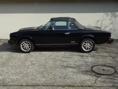 FIAT 124 Spider — Cabriolet rétro authentique, moteur 2.0L performant, 110'000 km — interni