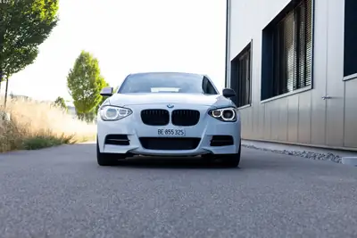 BMW M135i — Berline sportive manuelle, 320 ch et héritage M — côté