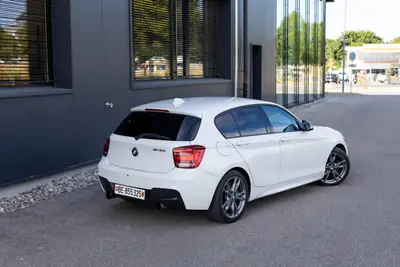 BMW M135i — Berline sportive manuelle, 320 ch et héritage M — intérieur