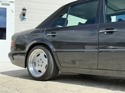 Mercedes-Benz E 500 — Légendaire préparation AMG, restauration partielle, passeport FIVA — Miniatur 7