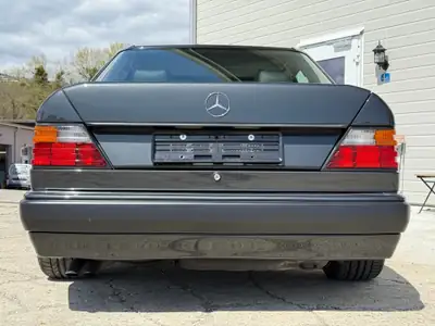Mercedes-Benz E 500 — Légendaire préparation AMG, restauration partielle, passeport FIVA — Miniatur 9