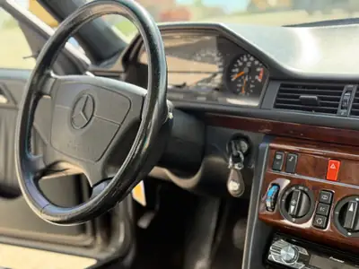 Mercedes-Benz E 500 — Légendaire préparation AMG, restauration partielle, passeport FIVA — Miniatur 13