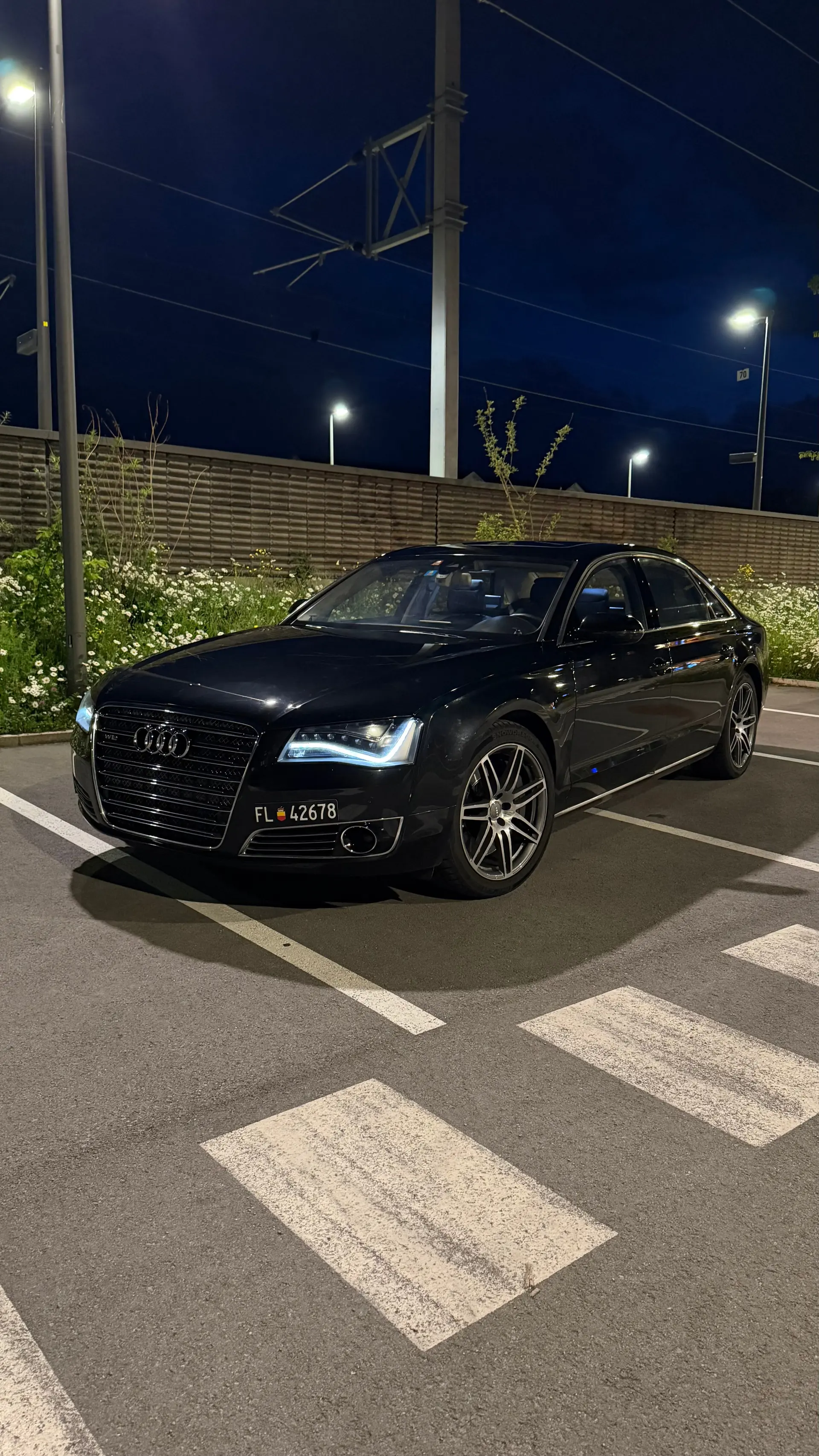 Audi A8 L 6.3 FSI W12 — Berline de prestige, 500 ch et transmission tiptronic — vue extérieure