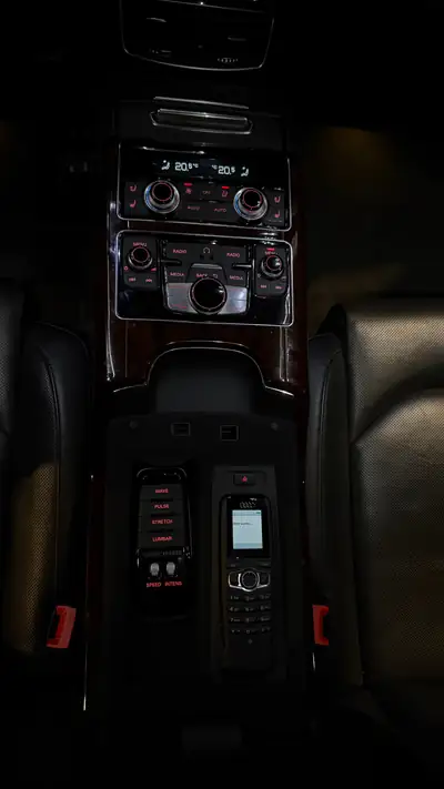 Audi A8 L 6.3 FSI W12 — Berline de prestige, 500 ch et transmission tiptronic — Miniature 19