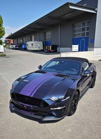 Ford Mustang Convertible 5.0 V8 GT — Légende américaine décapotable, 451 ch pure — Heckansicht