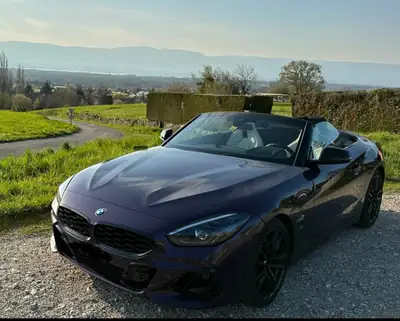 BMW Z4 M40i Steptronic — Cabriolet sportif 340 ch, teinte violette exclusive — vue extérieure