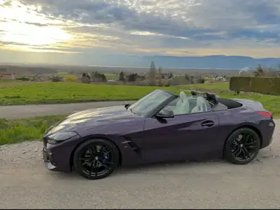 BMW Z4 M40i Steptronic — Cabriolet sportif 340 ch, teinte violette exclusive — côté