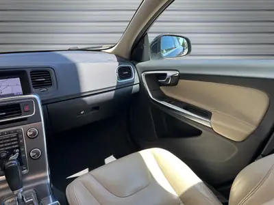 Volvo V60 D5 AWD Summum — Break premium diesel, traction intégrale, entretien impeccable — Miniature 12