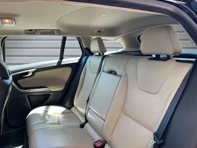 Volvo V60 D5 AWD Summum — Break premium diesel, traction intégrale, entretien impeccable — Miniature 11