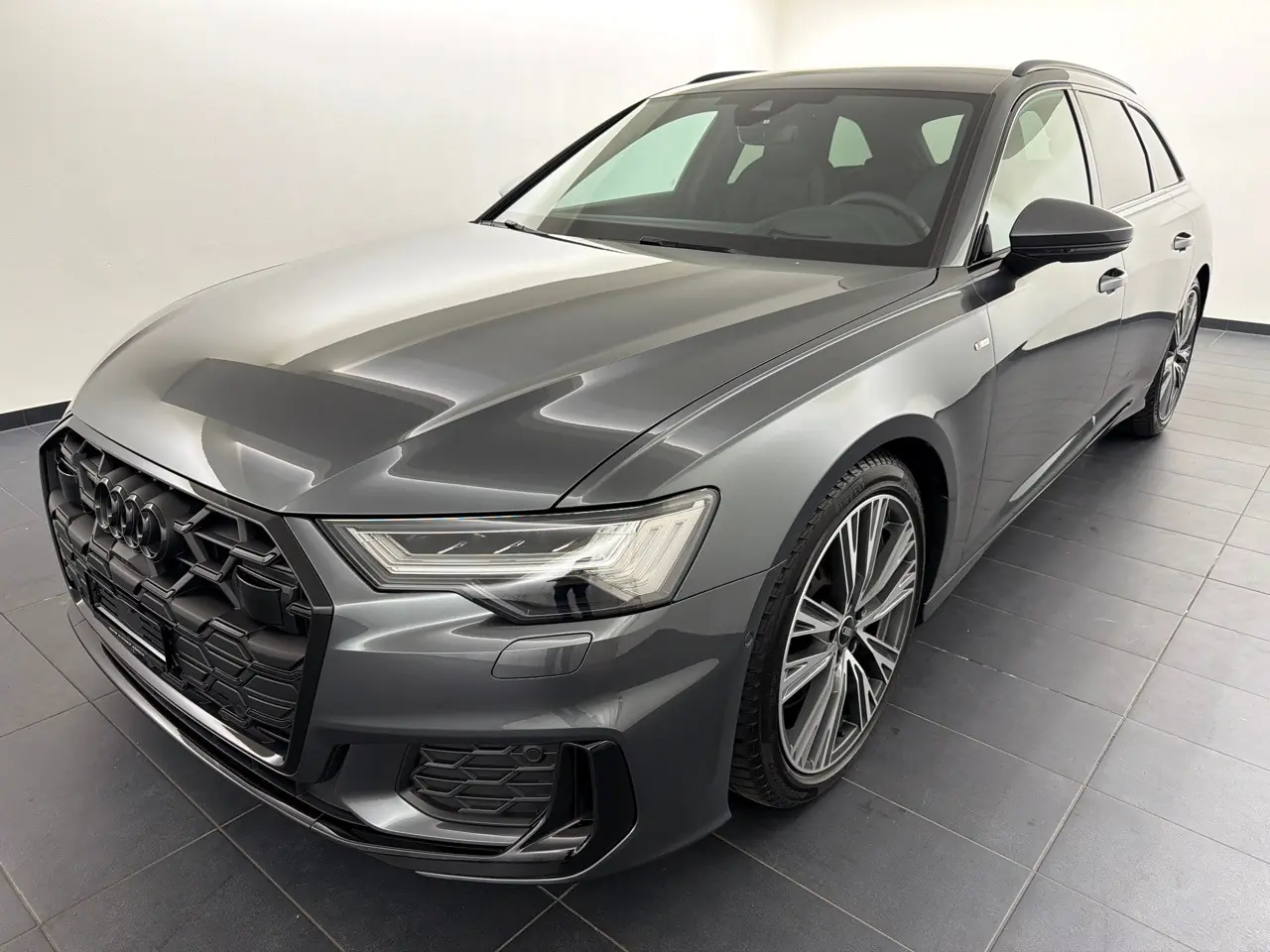 Audi A6 Avant 55TFSI S line — Break premium hybride, 26 200 km seulement