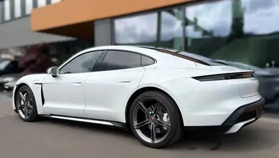 Porsche Taycan Turbo 2020 — Performance électrique 625 ch, garantie Approved jusqu'à 2027 — rear view