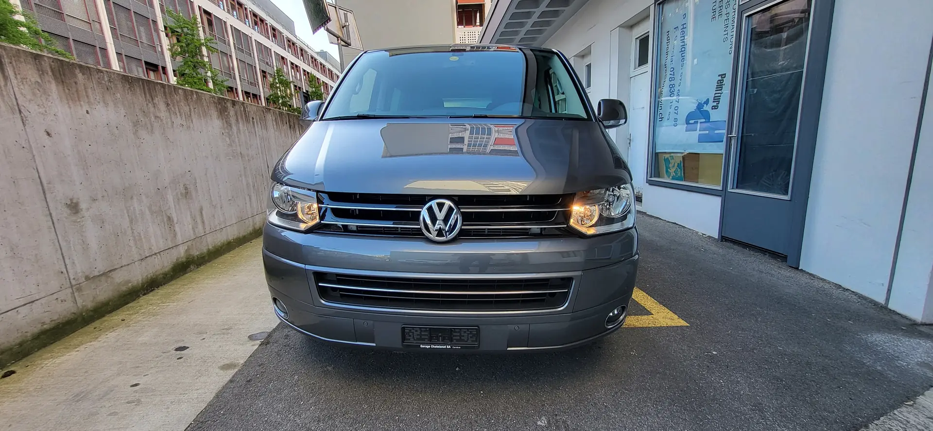 VW T5 Multivan 2.0 TDI — Minibus aménagé transport handicap, 100'000 km — vista esterna