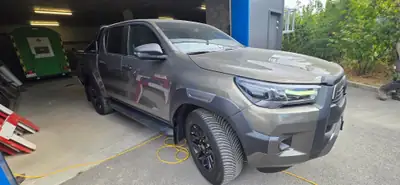 Toyota HI-LUX Invincible Double Cab 4×4 — Pickup robuste diesel, 166'000 km — fianco