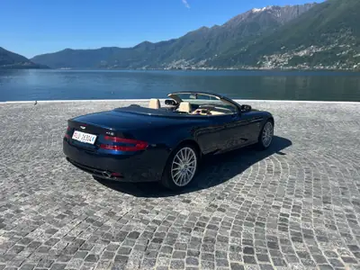 Aston Martin DB9 Volante Touchtronic 2 — Cabriolet britannique iconique, moteur V12 de 457 ch — vue extérieure