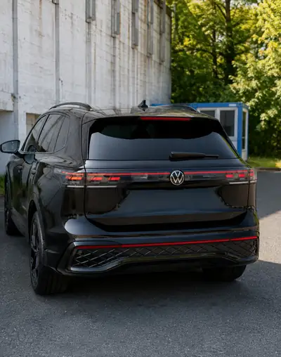 VW Tiguan R Line 4Motion — SUV diesel puissant, 4 roues motrices, kilométrage modéré — vista posteriore