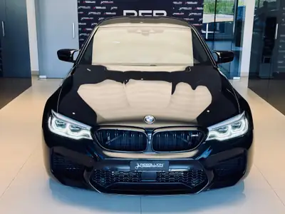 BMW M5 xDrive Competition — 626 ch, performances extrêmes et luxe intégral — côté