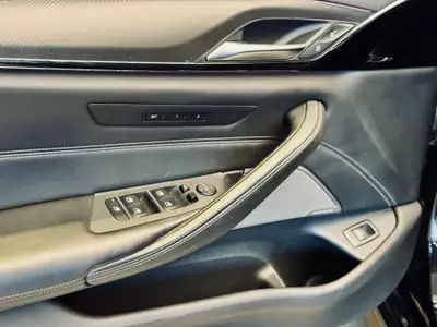 BMW M5 xDrive Competition — 626 ch, performances extrêmes et luxe intégral — Miniature 14