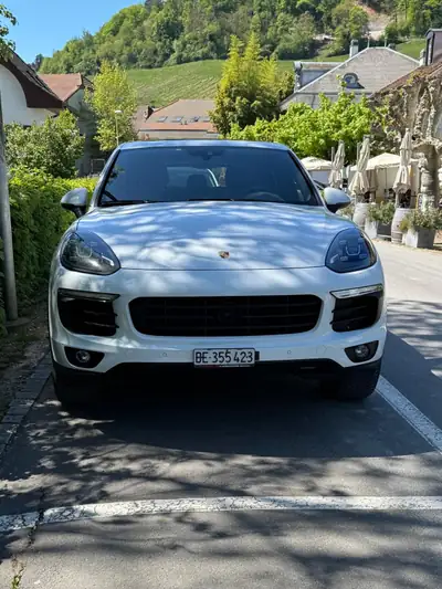 Porsche Cayenne S E-Hybrid — SUV hybride rechargeable, 126'000 km, sans sinistre — side view