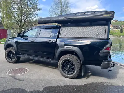 Toyota HI-LUX 2.8D-4D Invincible Double Cab 4x4 — Overlander premium avec équipements aventure — Heckansicht
