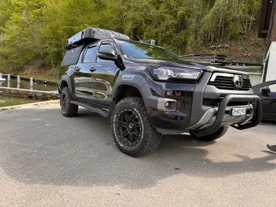 Toyota HI-LUX 2.8D-4D Invincible Double Cab 4x4 — Overlander premium avec équipements aventure — Seitenansicht