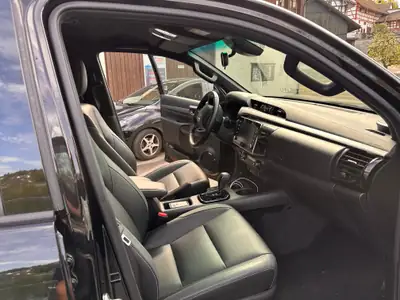 Toyota HI-LUX 2.8D-4D Invincible Double Cab 4x4 — Overlander premium avec équipements aventure — Innenraum