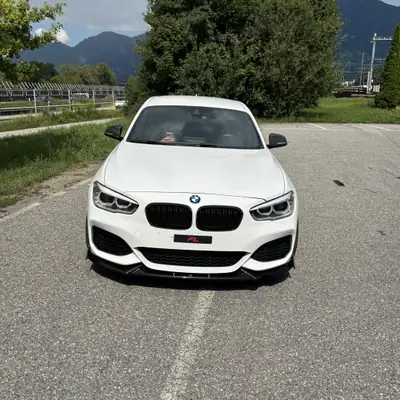 BMW M135i xDrive Steptronic — Berline sportive 326 ch avec kit Maxton et échappement M Performance — side view