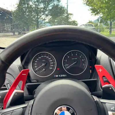 BMW M135i xDrive Steptronic — Berline sportive 326 ch avec kit Maxton et échappement M Performance — Thumbnail 9