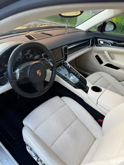 Porsche Panamera 4S — Berline sportive all-wheel drive, entretien impeccable — Armaturenbrett