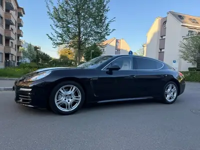 Porsche Panamera 4S — Berline sportive all-wheel drive, entretien impeccable — Innenraum