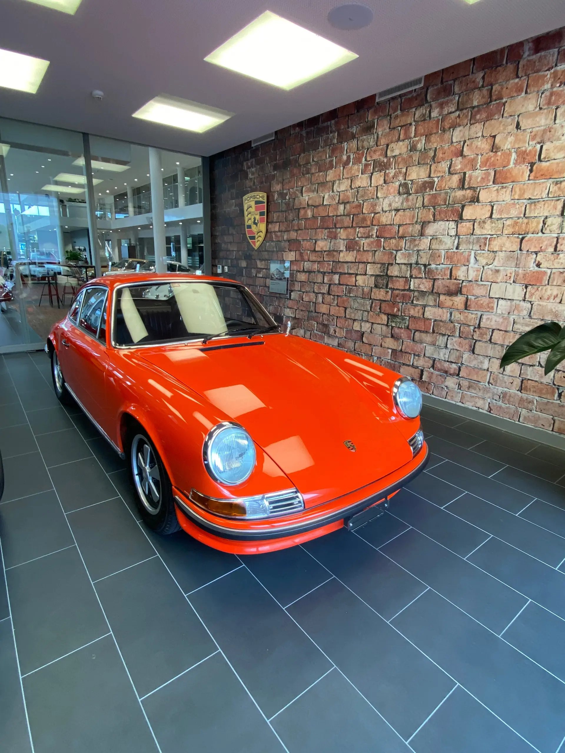 Porsche 911 2.4 S 1972 — Légende orange des années 70, 94'000 km d'authenticité — vue extérieure