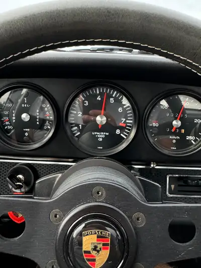Porsche 911 2.4 S 1972 — Légende orange des années 70, 94'000 km d'authenticité — tableau de bord