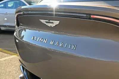 Aston Martin DBX 4.0 V8 — SUV de luxe britannique, 551 ch et seulement 22 500 km — Miniature 9