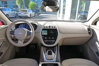 Aston Martin DBX 4.0 V8 — SUV de luxe britannique, 551 ch et seulement 22 500 km — Miniature 14