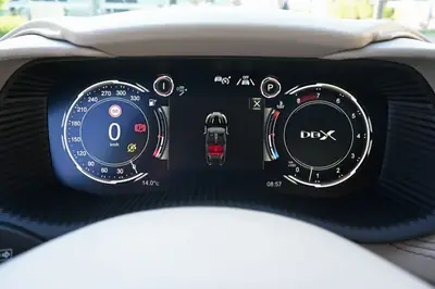 Aston Martin DBX 4.0 V8 — SUV de luxe britannique, 551 ch et seulement 22 500 km — Miniature 16