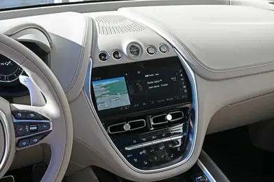 Aston Martin DBX 4.0 V8 — SUV de luxe britannique, 551 ch et seulement 22 500 km — Miniature 18