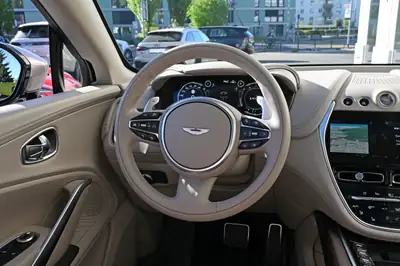 Aston Martin DBX 4.0 V8 — SUV de luxe britannique, 551 ch et seulement 22 500 km — Miniature 17