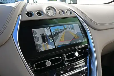 Aston Martin DBX 4.0 V8 — SUV de luxe britannique, 551 ch et seulement 22 500 km — Miniature 19