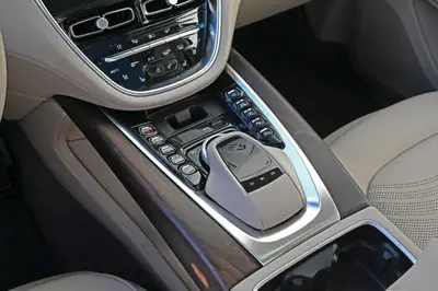 Aston Martin DBX 4.0 V8 — SUV de luxe britannique, 551 ch et seulement 22 500 km — Miniature 20