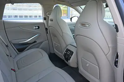 Aston Martin DBX 4.0 V8 — SUV de luxe britannique, 551 ch et seulement 22 500 km — Miniature 26