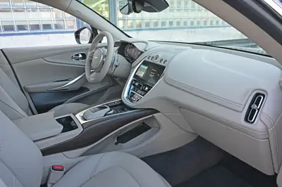 Aston Martin DBX 4.0 V8 — SUV de luxe britannique, 551 ch et seulement 22 500 km — Miniature 25