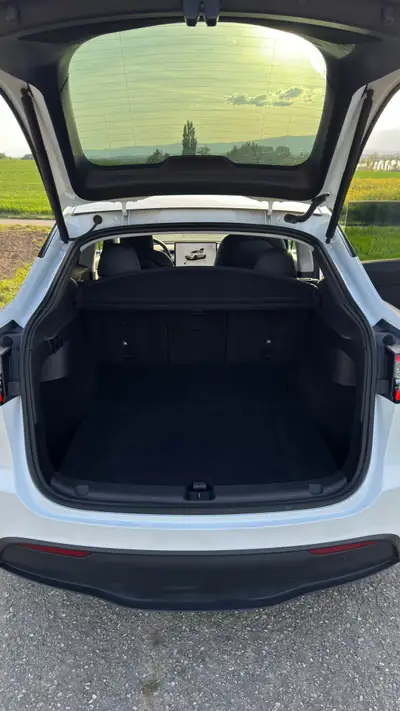 Tesla Model Y RWD 2023 — SUV électrique premium, 61'000 km seulement — Miniatur 10