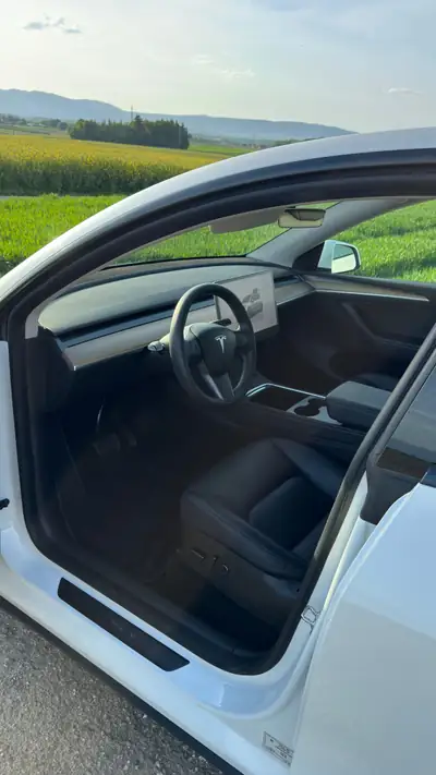 Tesla Model Y RWD 2023 — SUV électrique premium, 61'000 km seulement — Miniatur 12