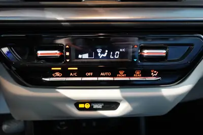Suzuki Swift 1.2 Hybrid CVT 2026 — Citadine économe avec technologie hybride et sièges chauffants — Miniature 20