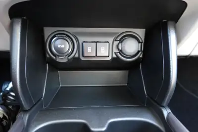 Suzuki Swift 1.2 Hybrid CVT 2026 — Citadine économe avec technologie hybride et sièges chauffants — Miniature 22