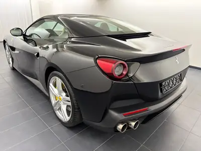 Ferrari Portofino 3.9 V8 T — Cabriolet sportif légendaire, 24'100 km seulement — side view