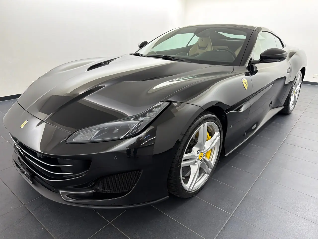 Ferrari Portofino 3.9 V8 T — Cabriolet sportif légendaire, 24'100 km seulement