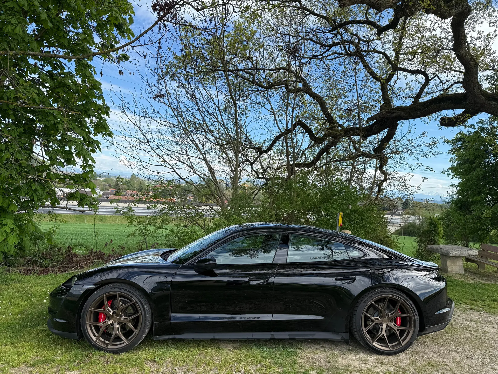 Porsche Taycan 4S — Berline électrique haute performance, 145'000 km seulement — vista esterna